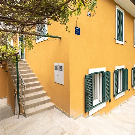 Matisse Apartment Split